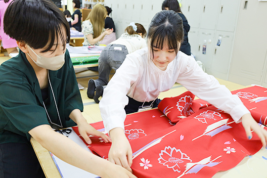 着物科学生の柄合わせをサポートする織田着物専門学校着物専攻科の学生