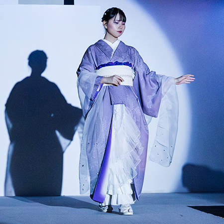 着物ショーでウォーキングを披露する織田着物専門学校着物科学生