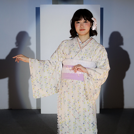 着物ショーのステージ中央を歩く織田着物専門学校着物専攻科学生