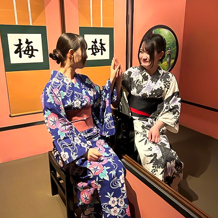目の錯覚を利用した部屋で着物を着て写真を撮る織田着物専門学校着物科の学生たち