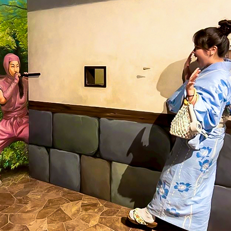 着物姿で和風のトリックアートに溶け込む織田着物専門学校着物科学生