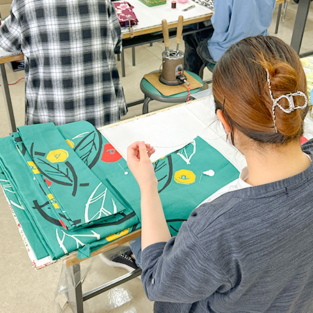 浴衣の縫製を行う織田着物専門学校着物科の学生