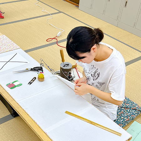 縫製を行う織田着物専門学校着物専攻科の学生