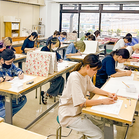 和裁検定の筆記試験を受ける織田着物専門学校着物科の学生たち