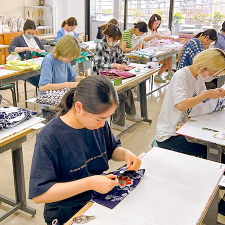 和裁検定の実技試験で浴衣を縫製する織田着物専門学校着物科の学生たち
