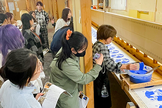 紅型染めの糊置きを見学する織田着物専門学校着物科の学生