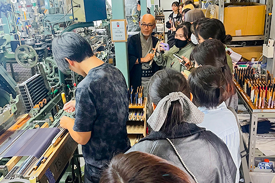 織りの技法の話を聞く織田着物専門学校着物科の学生