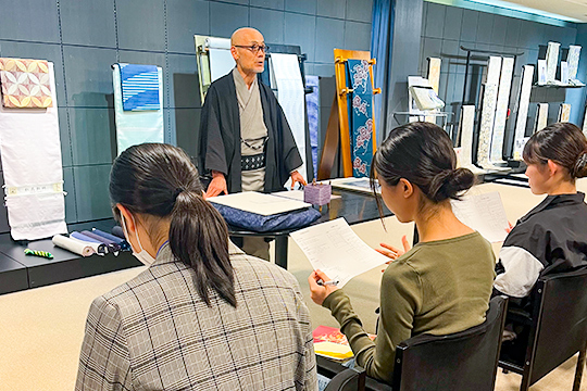 西陣織りの歴史の話を聞く織田着物専門学校着物科の学生