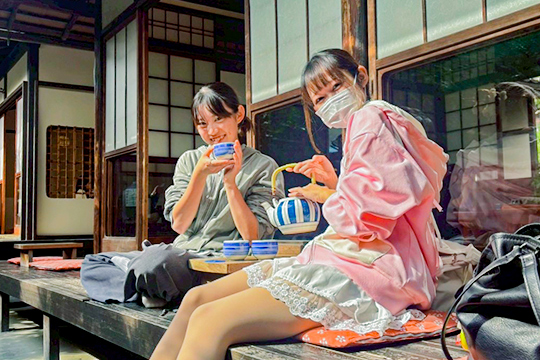縁側に座ってお茶を楽しむ織田着物専門学校着物科の学生