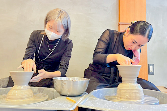 陶芸体験に取り組む織田着物専門学校着物科の学生