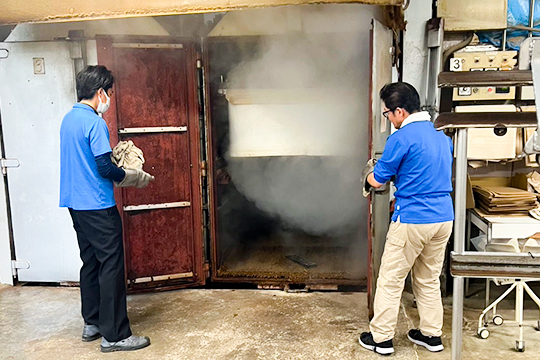 織田着物専門学校着物科の学生が染色した布の「蒸し・水洗加工」の様子
