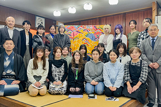 京都研修旅行で着物づくりの現場を見学した織田着物専門学校着物科の学生