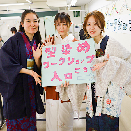 型染めワークショップを案内する織田着物専門学校着物科の学生