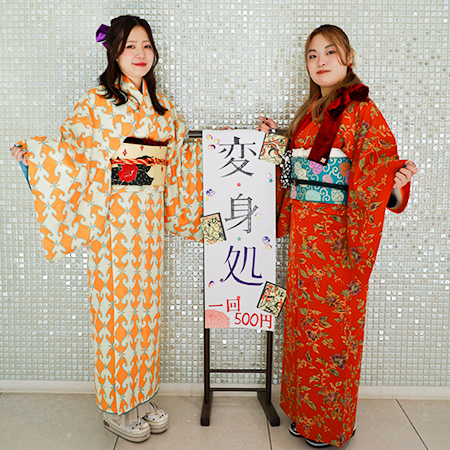 袴着付け体験を案内する織田着物専門学校着物科の学生