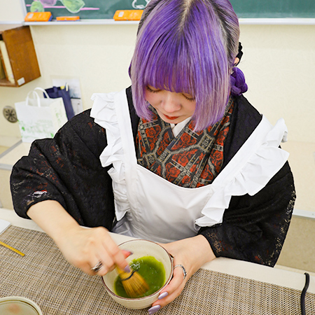 お抹茶を点てる織田着物専門学校着物科の学生