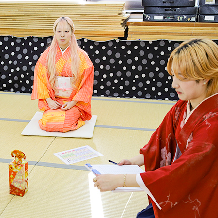 投扇興をする織田着物専門学校着物科の学生