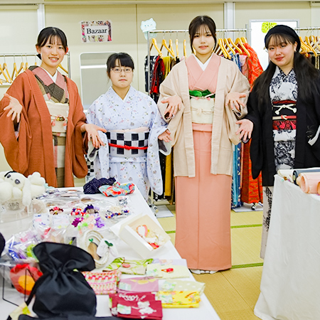 製作した着物や和小物をバザーで販売する織田着物専門学校着物科の学生