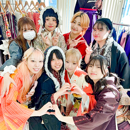 着物姿で記念撮影をする織田着物専門学校着物科の学生