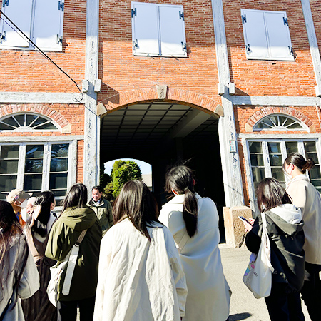 富岡製糸場で解説員の説明を受ける織田着物専門学校着物科学生