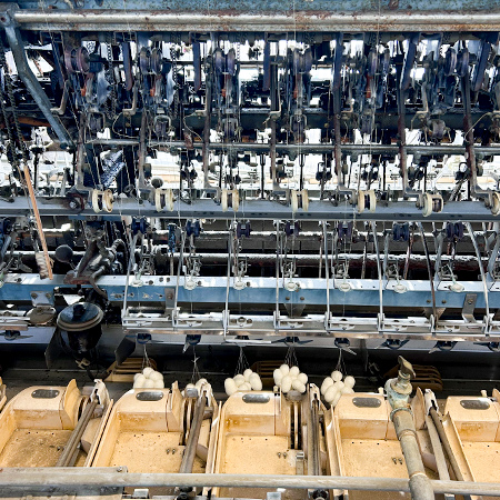 富岡製糸場に展示された絹を生産する製糸機械