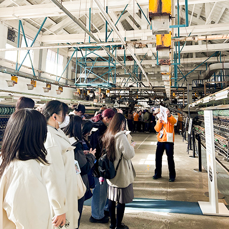 富岡製糸場の内部を見学する織田着物専門学校着物科学生