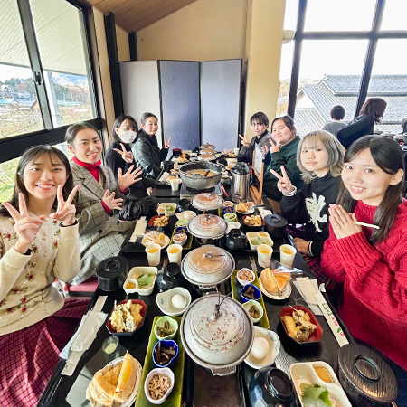 原田農園で昼食を楽しむ織田着物専門学校着物科学生