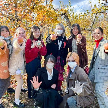原田農園でりんご狩り体験をする織田着物専門学校着物科学生