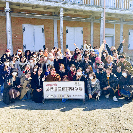 富岡製糸場前で記念撮影する織田着物専門学校着物科、着物専攻科の学生