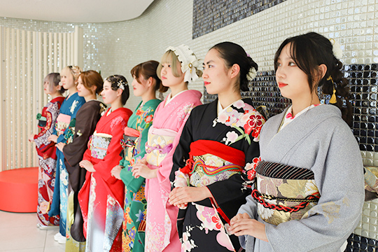 振袖を着て撮影を行う織田着物専門学校着物科学生