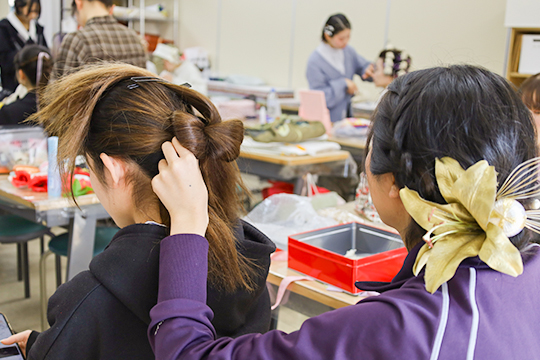 振袖に合うヘアメイクを行う織田着物専門学校着物科学生