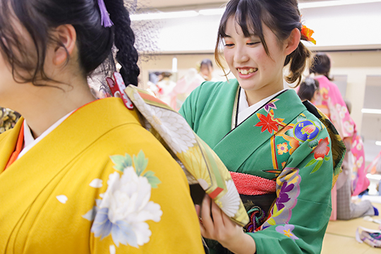 ヘアメイク後に着付けを行う織田着物専門学校着物科学生