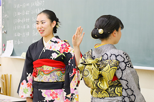 完成したコーディネートを発表する織田着物専門学校着物科学生