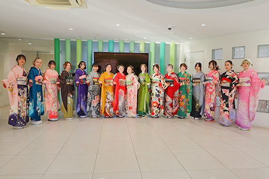 振袖を着て集合写真を撮影する織田着物専門学校着物科学生