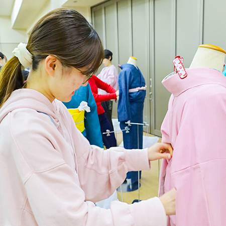 コンテストに向けて着付けを行う織田着物専門学校着物科学生