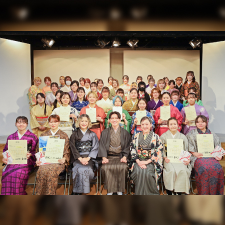 審査員と織田着物専門学校全学生の集合写真