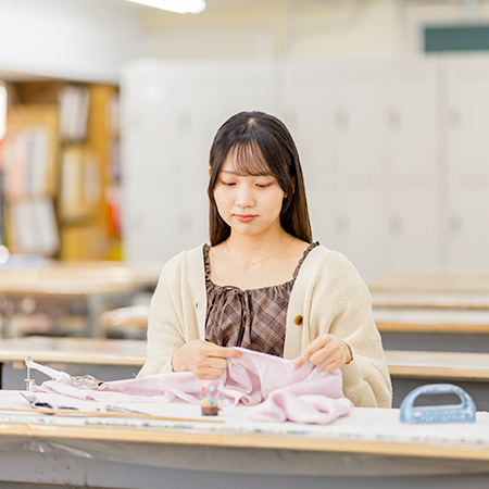 教室で縫製を行う織田着物専門学校着物科学生