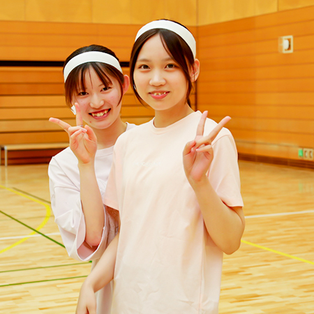 クラスメイトと写真を撮影する織田着物専門学校着物科学生