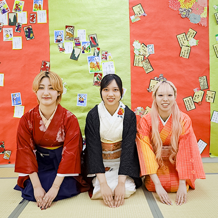 学校祭にて着物姿でお客様をもてなす織田着物専門学校着物科学生