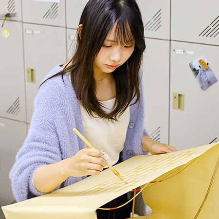 着物を染める技法を学ぶ織田着物専門学校着物科学生