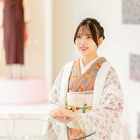 着物姿でインタビューを受ける織田着物専門学校着物科学生