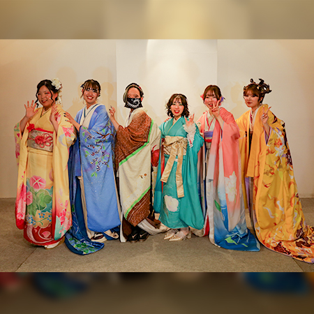 打掛や振袖を着用して記念撮影をする織田着物専門学校着物専攻科学生