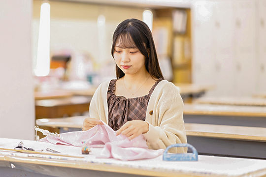 和裁をする織田着物専門学校着物科の学生