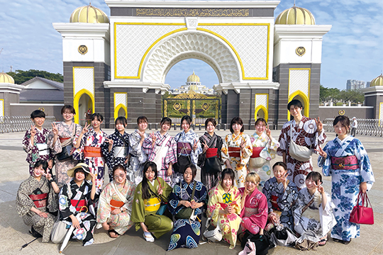 海外研修旅行で集合写真を撮る織田着物専門学校着物科学生
