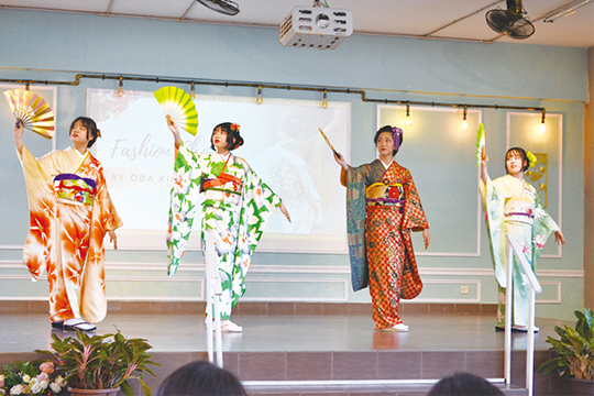 海外研修旅行で日本舞踊を披露する織田着物専門学校着物科学生