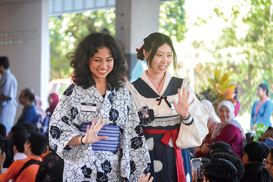 海外研修旅行で海外の学生と交流する織田着物専門学校着物科学生