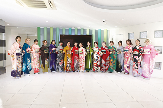 振袖を着る織田着物専門学校着物科学生