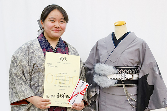 賞状を受け取る織田着物専門学校着物科1年の白石さん
