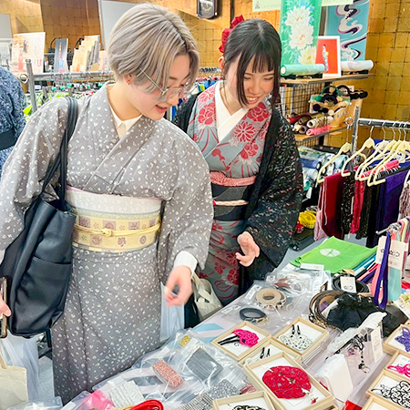 東京着物ショー2026で和小物を見比べる織田着物専門学校着物科学生