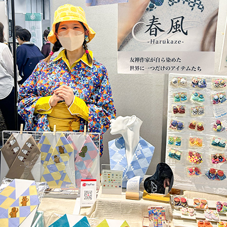 東京着物ショー2026で友禅染を施した帯や着物小物を販売する織田着物専門学校卒業生