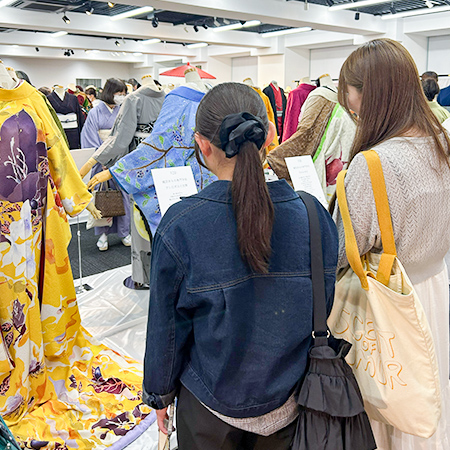 東京着物ショー2026で展示作品を見学する織田着物専門学校着物科学生